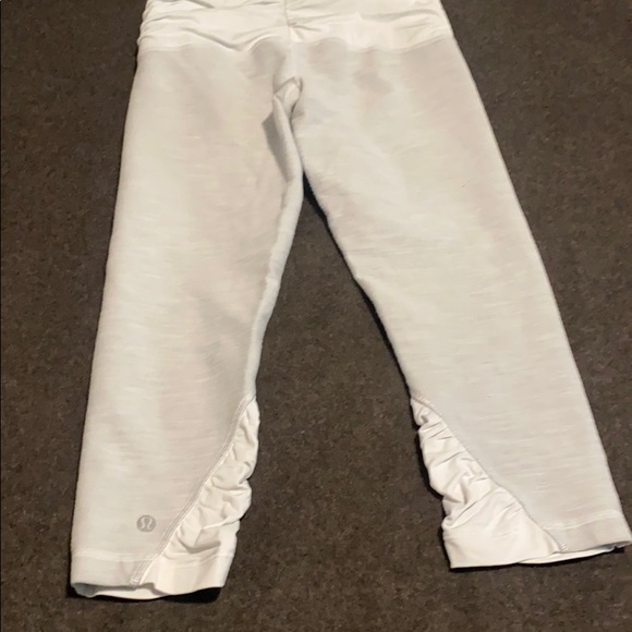 Lululemon white and gray ruched Capri legging - Picture 6 of 6